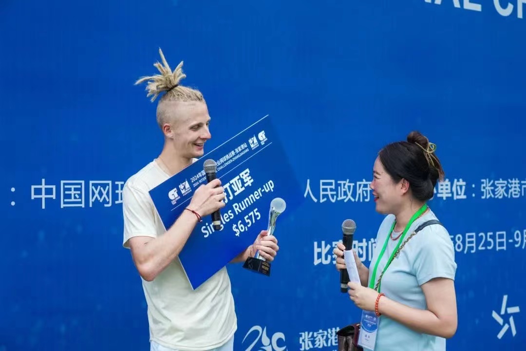 包含爱沙尼亚举重运动员夺得银牌，英姿飒爽的词条